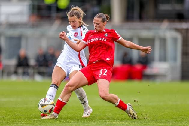 GER, Freiburg, SC Freiburg II vs FC Nürnberg, 2. Frauen Bundesliga, Fussball, DFB, Spielzeit 2024 2025, Möslestadion, 22. Spieltag, im Bild v.l.: Medina DeÅ¡ić (FC Nürnberg 10), Yara Volpert (SC Freiburg II 32), Zweikampf DFB DFL REGULATIONS PROHIBIT ANY USE OF PHOTOGRAPHS AS IMAGE SEQUENCES AND OR QUASI-VIDEO, 20.04.2025, Copyright: HMBxMedia HendrikxHamelau