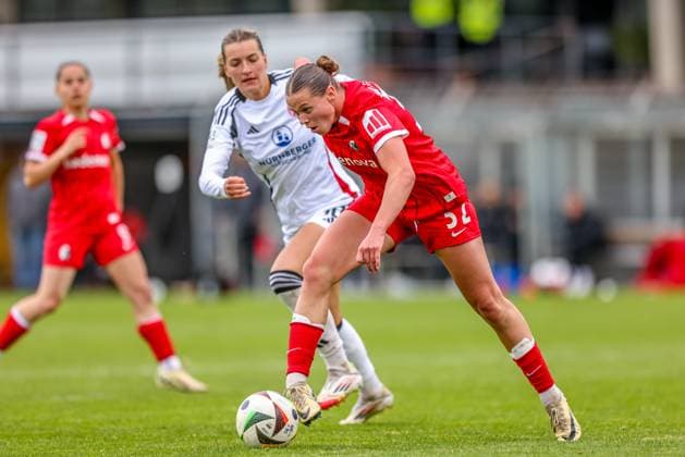 GER, Freiburg, SC Freiburg II vs FC Nürnberg, 2. Frauen Bundesliga, Fussball, DFB, Spielzeit 2024 2025, Möslestadion, 22. Spieltag, im Bild v.l.: Medina DeÅ¡ić (FC Nürnberg 10), Yara Volpert (SC Freiburg II 32), Zweikampf DFB DFL REGULATIONS PROHIBIT ANY USE OF PHOTOGRAPHS AS IMAGE SEQUENCES AND OR QUASI-VIDEO, 20.04.2025, Copyright: HMBxMedia HendrikxHamelau