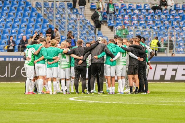 2. Fussball Bundesliga, Karlsruher SC - SpVgg Greuther Fürth, 20.04.2025 Manschaftskreis nach dem Spiel von Fürth 2. Fussball Bundesliga, Karlsruher SC - SpVgg Greuther Fürth; BBBank Wildpark Karlsruhe, 20.04.2025 DFB DFL REGULATIONS PROHIBIT ANY USE OF PHOTOGRAPHS AS IMAGE SEQUENCES AND OR QUASI-VIDEO.