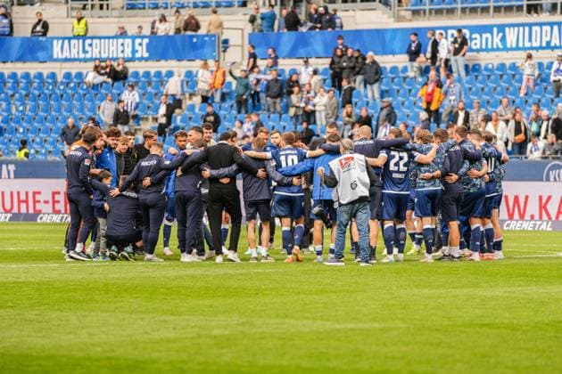 2. Fussball Bundesliga, Karlsruher SC - SpVgg Greuther Fürth, 20.04.2025 Manschaftskreis nach dem Spiel vom KSC 2. Fussball Bundesliga, Karlsruher SC - SpVgg Greuther Fürth; BBBank Wildpark Karlsruhe, 20.04.2025 DFB DFL REGULATIONS PROHIBIT ANY USE OF PHOTOGRAPHS AS IMAGE SEQUENCES AND OR QUASI-VIDEO.