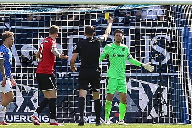 20.04.2025, xrekx, Fussball 2.Bundesliga, SV Darmstadt 98 - Hannover 96 v.l. Ron-Robert Zieler (Hannover 96) hat eine Gelb Karte erhalten, received a yellow card Strafstoss, Elfmeter (DFL DFB REGULATIONS PROHIBIT ANY USE OF PHOTOGRAPHS as IMAGE SEQUENCES and or QUASI-VIDEO) Darmstadt