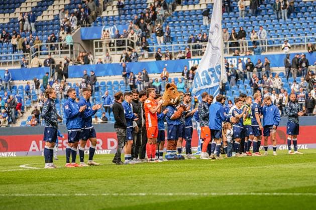2. Fussball Bundesliga, Karlsruher SC - SpVgg Greuther Fürth, 20.04.2025 Die Manschaft des Karlsruher SC nach dem Spiel die sich bei den Fans bedanken 2. Fussball Bundesliga, Karlsruher SC - SpVgg Greuther Fürth; BBBank Wildpark Karlsruhe, 20.04.2025 DFB DFL REGULATIONS PROHIBIT ANY USE OF PHOTOGRAPHS AS IMAGE SEQUENCES AND OR QUASI-VIDEO.