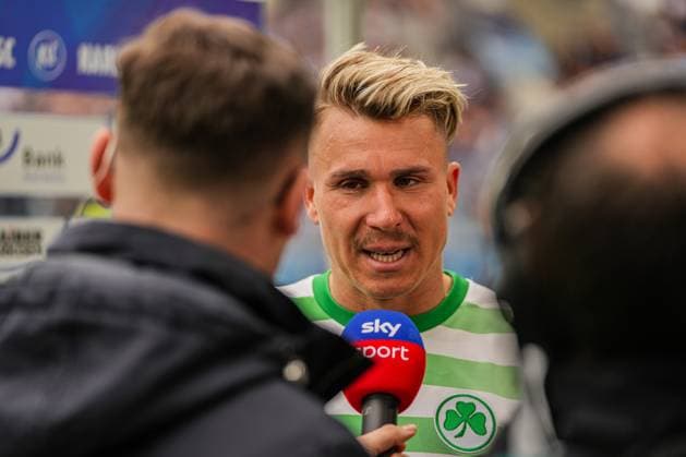 2. Fussball Bundesliga, Karlsruher SC - SpVgg Greuther Fürth, 20.04.2025 Felix Klaus (SpVgg Greuther Fürth 30) im Sky Interview nach dem Spiel 2. Fussball Bundesliga, Karlsruher SC - SpVgg Greuther Fürth; BBBank Wildpark Karlsruhe, 20.04.2025 DFB DFL REGULATIONS PROHIBIT ANY USE OF PHOTOGRAPHS AS IMAGE SEQUENCES AND OR QUASI-VIDEO.