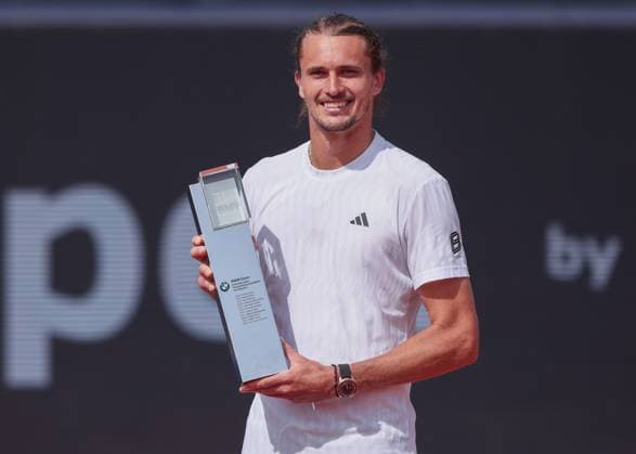 Alexander Zverev mit dem Pokal, Siegerehrung, Presentation Tennis - BMW Open 2025 - ATP, Tennis Herren 500 - MTTC Iphitos - Munich - - Germany - 20 April 2025. Copyright: xJuergenxHasenkopfx