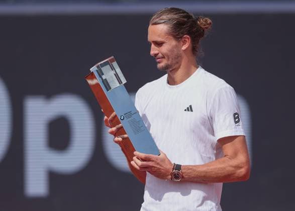Alexander Zverev mit dem Pokal, Siegerehrung, Presentation Tennis - BMW Open 2025 - ATP, Tennis Herren 500 - MTTC Iphitos - Munich - - Germany - 20 April 2025. Copyright: xJuergenxHasenkopfx