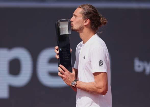 Alexander Zverev mit dem Pokal, Siegerehrung, Presentation Tennis - BMW Open 2025 - ATP, Tennis Herren 500 - MTTC Iphitos - Munich - - Germany - 20 April 2025. Copyright: xJuergenxHasenkopfx