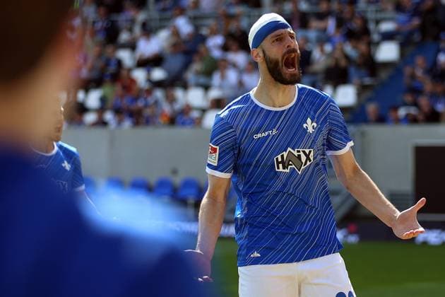 20.04.2025, xrekx, Fussball 2.Bundesliga, SV Darmstadt 98 - Hannover 96 v.l. Aleksandar Vukotic (SV Darmstadt 98) feuert die Fans an (DFL DFB REGULATIONS PROHIBIT ANY USE OF PHOTOGRAPHS as IMAGE SEQUENCES and or QUASI-VIDEO) Darmstadt