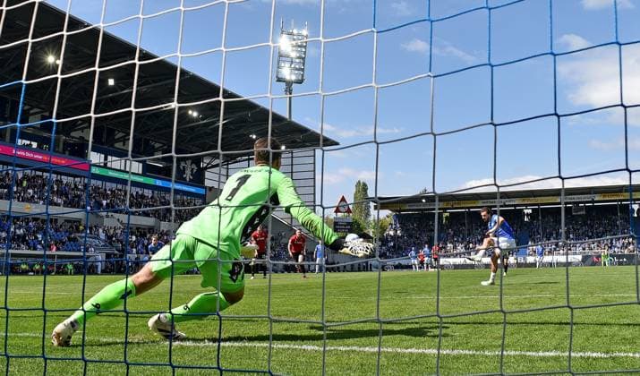 20.04.2025, xfux, Fussball 2.Bundesliga, SV Darmstadt 98 - Hannover 96 v.l. Ron-Robert Ron Robert Zieler (Hannover 96), Fraser Hornby (SV Darmstadt 98) Goal scored, Tor zum 3:1 Elfmeter (DFL DFB REGULATIONS PROHIBIT ANY USE OF PHOTOGRAPHS as IMAGE SEQUENCES and or QUASI-VIDEO. Eine Lizenzierung dieses Bildes an und oder durch den SV Darmstadt 1898 e.V. sowie Tochterunternehmen ist nicht gestattet. No release of or sale to SV Darmstadt 1898 e.V.) Darmstadt