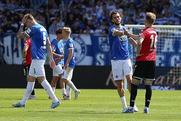 20.04.2025, xrekx, Fussball 2.Bundesliga, SV Darmstadt 98 - Hannover 96 v.l. Fraser Hornby (SV Darmstadt 98) Havard Nielsen (Hannover 96) nach Spielende (DFL DFB REGULATIONS PROHIBIT ANY USE OF PHOTOGRAPHS as IMAGE SEQUENCES and or QUASI-VIDEO) Darmstadt