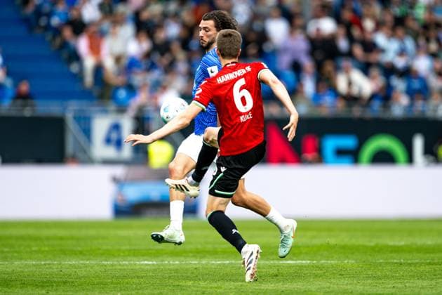 Fraser Hornby (SV Darmstadt 98, 09) im Zweikampf mit Fabian Kunze (Hannover 96, 06), GER, SV Darmstadt 98 vs. Hannover 96, 2. Bundesliga, Fussball, 30. Spieltag, Saison 2024 2025, 20.04.2025. DFL REGULATIONS PROHIBIT ANY USE OF PHOTOGRAPHS as IMAGE SEQUENCES and or QUASI-VIDEO. GER, SV Darmstadt 98 vs. Hannover 96, 2. Bundesliga, Fussball, 30. Spieltag, Saison 2024 2025, 20.04.2025. Darmstadt