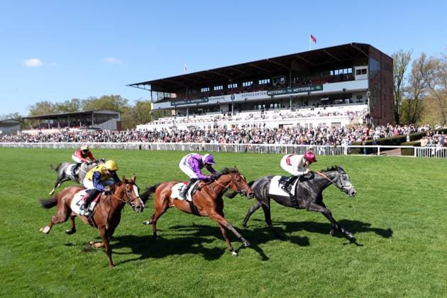 Sport Themen der Woche KW16 17.04.2025, Hoppegarten, Brandenburg, GER - Hoppegarten, Pferde und Jockeys vor der Tribuene. Galopprennbahn Hoppegarten. () 250420D609HOPPEGARTEN.JPG *** 17 04 2025, Hoppegarten, Brandenburg, GER Hoppegarten, Horses and jockeys in front of the Hoppegarten racecourse 250420D609HOPPEGARTEN JPG