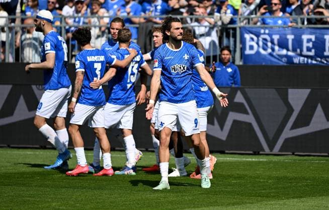 20.04.2025, xfux, Fussball 2.Bundesliga, SV Darmstadt 98 - Hannover 96 v.l. Torschuetze Torschütze Fraser Hornby (SV Darmstadt 98) Torjubel, Jubel, Goal celebration, celebrate the goal zum 3:1 (DFL DFB REGULATIONS PROHIBIT ANY USE OF PHOTOGRAPHS as IMAGE SEQUENCES and or QUASI-VIDEO. Eine Lizenzierung dieses Bildes an und oder durch den SV Darmstadt 1898 e.V. sowie Tochterunternehmen ist nicht gestattet. No release of or sale to SV Darmstadt 1898 e.V.) Darmstadt