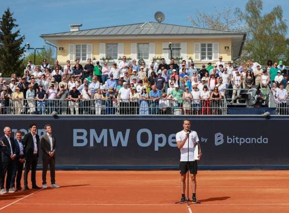 Alexander Zverev haelt Rede, Klub Haus im Hintergrund, Siegerehrung, Presentation Tennis - BMW Open 2025 - ATP, Tennis Herren 500 - MTTC Iphitos - Munich - - Germany - 20 April 2025. Copyright: xJuergenxHasenkopfx
