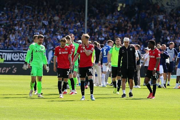 20.04.2025, xrekx, Fussball 2.Bundesliga, SV Darmstadt 98 - Hannover 96 v.l. Die Mannschaft von Hannover 96 wurde lautstark von seinen Fans ausgepfiffen Ron-Robert Zieler (Hannover 96) Kolja Oudenne (Hannover 96) Havard Nielsen (Hannover 96) (DFL DFB REGULATIONS PROHIBIT ANY USE OF PHOTOGRAPHS as IMAGE SEQUENCES and or QUASI-VIDEO) Darmstadt