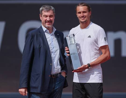 Ministerpraesident Dr. Markus Soeder ueberreicht den Pokal an Alexander Zverev, Siegerehrung, Presentation Tennis - BMW Open 2025 - ATP, Tennis Herren 500 - MTTC Iphitos - Munich - - Germany - 20 April 2025. Copyright: xJuergenxHasenkopfx