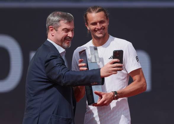 Ministerpraesident Dr. Markus Soeder macht ein Selfie mit Alexander Zverev, Siegerehrung, Presentation Copyright: xJuergenxHasenkopfx