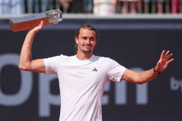 Alexander Zverev mit dem Pokal, Siegerehrung, Presentation Tennis - BMW Open 2025 - ATP, Tennis Herren 500 - MTTC Iphitos - Munich - - Germany - 20 April 2025. Copyright: xJuergenxHasenkopfx