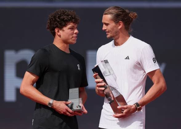 Finalist Ben Shelton und Sieger Alexander Zverev mit Pokal, Trophäe, Siegerehrung, Presentation Tennis - BMW Open 2025 - ATP, Tennis Herren 500 - MTTC Iphitos - Munich - - Germany - 20 April 2025. Copyright: xJuergenxHasenkopfx