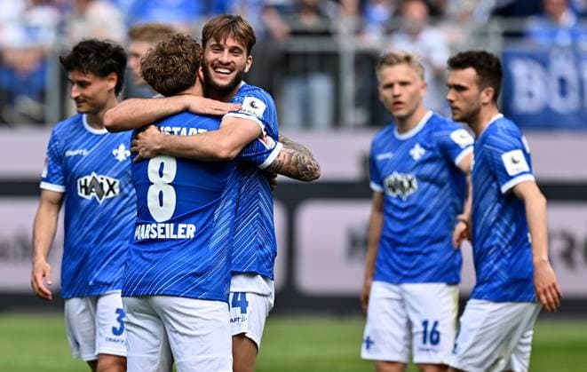 20.04.2025, xfux, Fussball 2.Bundesliga, SV Darmstadt 98 - Hannover 96 v.l. Luca Marseiler (SV Darmstadt 98), Torschuetze Torschütze Killian Corredor (SV Darmstadt 98) Torjubel, Jubel, Goal celebration, celebrate the goal zum 2:1 jubelnd bejubelt jubelt jubeln Jubel (DFL DFB REGULATIONS PROHIBIT ANY USE OF PHOTOGRAPHS as IMAGE SEQUENCES and or QUASI-VIDEO. Eine Lizenzierung dieses Bildes an und oder durch den SV Darmstadt 1898 e.V. sowie Tochterunternehmen ist nicht gestattet. No release of or sale to SV Darmstadt 1898 e.V.) Darmstadt