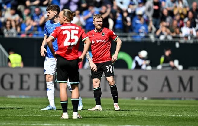 20.04.2025, xfux, Fussball 2.Bundesliga, SV Darmstadt 98 - Hannover 96 v.l. Lars Gindorf (Hannover 96), Andreas Voglsammer (Hannover 96) enttaeuscht, enttaeuscht schauend, dissapointed (DFL DFB REGULATIONS PROHIBIT ANY USE OF PHOTOGRAPHS as IMAGE SEQUENCES and or QUASI-VIDEO. Eine Lizenzierung dieses Bildes an und oder durch den SV Darmstadt 1898 e.V. sowie Tochterunternehmen ist nicht gestattet. No release of or sale to SV Darmstadt 1898 e.V.) Darmstadt