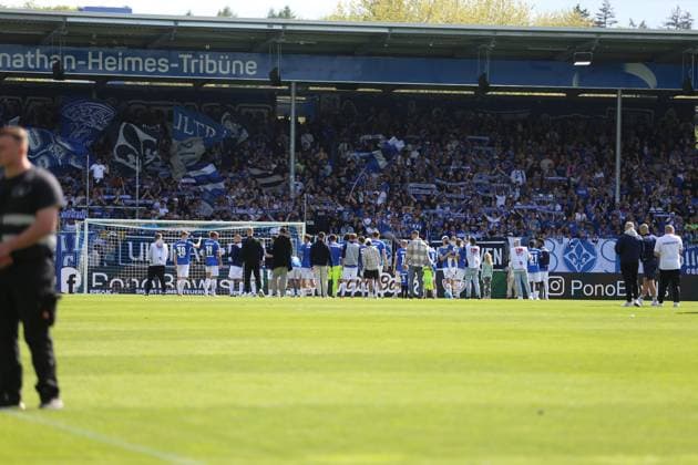 20.04.2025, xrekx, Fussball 2.Bundesliga, SV Darmstadt 98 - Hannover 96 v.l. Die Mannschaft von Darmstadt feiert mit den Fans den Sieg (DFL DFB REGULATIONS PROHIBIT ANY USE OF PHOTOGRAPHS as IMAGE SEQUENCES and or QUASI-VIDEO) Darmstadt
