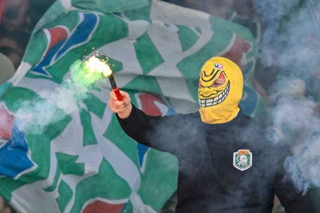 Sport Themen der Woche KW16 Sport Bilder des Tages SOCCER - BL, WAC vs Rapid WOLFSBERG,AUSTRIA,20.APR.25 - SOCCER - ADMIRAL Bundesliga, championship group, Wolfsberger AC vs SK Rapid Wien. Image shows a fan of Rapid with bengal firework.  GEPAxpictures xAvnixRetkoceri