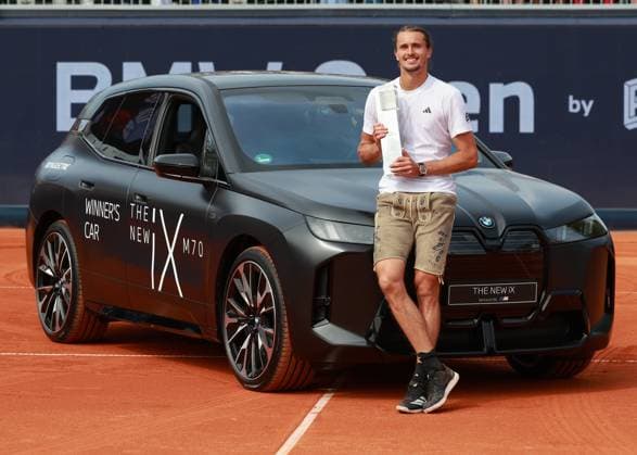 Alexander Zverev mit Pokal und Sieger Auto, Siegerehrung, Presentation Tennis - BMW Open 2025 - ATP, Tennis Herren 500 - MTTC Iphitos - Munich - - Germany - 20 April 2025. Copyright: xJuergenxHasenkopfx