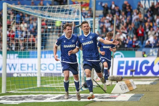 Jubel, Marvin Wanitzek (Karlsruher SC, 10) zusammen mit Leon Jensen (Karlsruher SC, 06) nach dem treffer zum 1:0, Karlsruher SC vs. SpVgg Greuther Fuerth, 2. Bundesliga, 30. Spieltag, 2024 2025, 20.04.2025, DFL REGULATIONS PROHIBIT ANY USE OF PHOTOGRAPHS AS IMAGE SEQUENCES AND OR QUASI-VIDEO, Karlsruher SC vs. SpVgg Greuther Fuerth, 2. Bundesliga, 30. Spieltag, 2024 2025, 20.04.2025 Karlsruhe