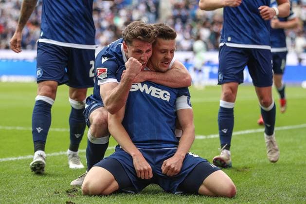 Pure Erleichterung im Blick von Marvin Wanitzek (Karlsruher SC, 10) nach seinem Treffer zum 1:0 Leon Jensen (Karlsruher SC, 06) ballt die Faust, Karlsruher SC vs. SpVgg Greuther Fuerth, 2. Bundesliga, 30. Spieltag, 2024 2025, 20.04.2025, DFL REGULATIONS PROHIBIT ANY USE OF PHOTOGRAPHS AS IMAGE SEQUENCES AND OR QUASI-VIDEO, Karlsruher SC vs. SpVgg Greuther Fuerth, 2. Bundesliga, 30. Spieltag, 2024 2025, 20.04.2025 Karlsruhe