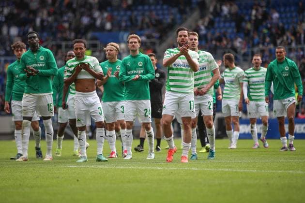 Niko Giesselmann (SpVgg Greuther Fuerth, 17) mit der Mannschaft bei den Fans, Karlsruher SC vs. SpVgg Greuther Fuerth, 2. Bundesliga, 30. Spieltag, 2024 2025, 20.04.2025, DFL REGULATIONS PROHIBIT ANY USE OF PHOTOGRAPHS AS IMAGE SEQUENCES AND OR QUASI-VIDEO, Karlsruher SC vs. SpVgg Greuther Fuerth, 2. Bundesliga, 30. Spieltag, 2024 2025, 20.04.2025 Karlsruhe