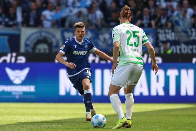 Am Ball Noah Loosli (SpVgg Greuther Fuerth, 25) Marvin Wanitzek (Karlsruher SC, 10), Karlsruher SC vs. SpVgg Greuther Fuerth, 2. Bundesliga, 30. Spieltag, 2024 2025, 20.04.2025, DFL REGULATIONS PROHIBIT ANY USE OF PHOTOGRAPHS AS IMAGE SEQUENCES AND OR QUASI-VIDEO, Karlsruher SC vs. SpVgg Greuther Fuerth, 2. Bundesliga, 30. Spieltag, 2024 2025, 20.04.2025 Karlsruhe