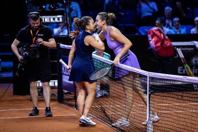 Im Bild Aryna Sabalenka mit Jasmine Paolini am Netz Aryna Sabalenka besiegt Jasmine Paolini Halbfinale Aryna Sabalenka vs Jasmine Paolini ITA GER, Porsche Tennis Grand Prix GP Stuttgart 2025, WTA500, 20.04.2025 GER, Porsche Tennis Grand Prix GP Stuttgart 2025, WTA500, 20.04.2025 Stuttgart Copyright: xEibner-Pressefoto RogerxBuerkex EP