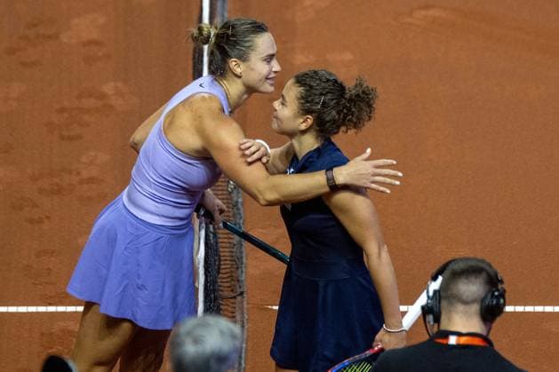 Jasmin Paolini (ITA) gratuliert Aryna Sablenka zum Sieg. xettx, Deutschland, Stuttgart, 20.04.2025, Tennis, Porsche Tennis Grand Prix, 2025, Halbfinale, A.Sabalenka - J.Paolini (ITA), Porsche Arena Foto: A2 Bildagentur Peter Hartenfelser