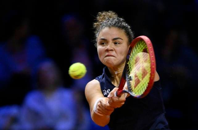 Jasmine Paolini (ITA) Aktion Tennis Damen Porsche-Cup Porsche Tennis Grand Prix GP Stuttgart 2025 Porsche Arena 20.04.2024 DFL REGULATIONS PROHIBIT ANY USE OF PHOTOGRAPHS AS IMAGE SEQUENCES AND OR QUASI-VIDEO Tennis Damen Porsche-Cup Porsche Tennis Grand Prix GP Stuttgart 2025