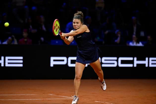 Jasmine Paolini (ITA) Aktion Tennis Damen Porsche-Cup Porsche Tennis Grand Prix GP Stuttgart 2025 Porsche Arena 20.04.2024 DFL REGULATIONS PROHIBIT ANY USE OF PHOTOGRAPHS AS IMAGE SEQUENCES AND OR QUASI-VIDEO Tennis Damen Porsche-Cup Porsche Tennis Grand Prix GP Stuttgart 2025