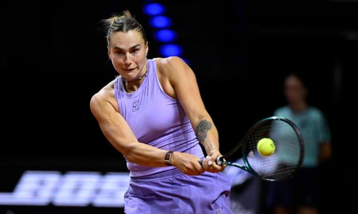 Aryna Sabalenka (BLR) Aktion Tennis Damen Porsche-Cup Porsche Tennis Grand Prix GP Stuttgart 2025 Porsche Arena 20.04.2024 DFL REGULATIONS PROHIBIT ANY USE OF PHOTOGRAPHS AS IMAGE SEQUENCES AND OR QUASI-VIDEO Tennis Damen Porsche-Cup Porsche Tennis Grand Prix GP Stuttgart 2025