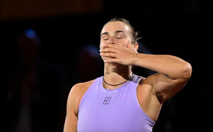 Aryna Sabalenka (BLR) Jubel, Freude, Emotion, emotional, jubelt, Glueck, gluecklich, nach Matchgewinn und Einzug ins Finale Gestik Geste Handkuss Flying Kiss Tennis Damen Porsche-Cup Porsche Tennis Grand Prix GP Stuttgart 2025 Porsche Arena 20.04.2024 DFL REGULATIONS PROHIBIT ANY USE OF PHOTOGRAPHS AS IMAGE SEQUENCES AND OR QUASI-VIDEO Tennis Damen Porsche-Cup Porsche Tennis Grand Prix GP Stuttgart 2025