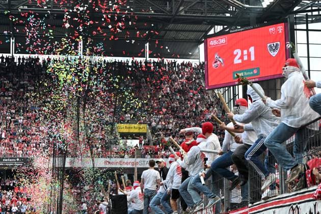 Sport Themen der Woche KW16 Sport Bilder des Tages maskierte Ultras 1. FC Koeln schiessen mit Konfettiekanonen waehrend des Spiels der 2. Bundesliga zwischen 1. FC Köln und Preußen Münster im RheinEnergieStadion am 20. April 2025 in Köln, Deutschland. (Foto von Ralf Treese DeFodi Images) +++ maskierte Ultras 1. FC Koeln during the 2. Bundesliga match between 1. FC Köln and Preußen Münster at RheinEnergieStadion on April 20, 2025 in Cologne, Germany. (Photo by Ralf Treese DeFodi Images) DFB DFL REGULATIONS PROHIBIT ANY USE OF PHOTOGRAPHS AS IMAGE SEQUENCES AND OR QUASI-VIDEO. (Photo by Ralf Treese DeFodi Images) *** masked Ultras 1 FC Koeln shooting with confetti cannons during the 2 Bundesliga match between 1 FC Köln and Preußen Münster at RheinEnergieStadion on April 20, 2025 in Cologne, Germany Germany Photo by Ralf Treese DeFodi Images masked Ultras 1 FC Koeln during the 2 Bundesliga match between 1 FC Köln and Preußen Münster at RheinEnergieStadion on April 20, 2025 in Cologne, Germany Photo by Ralf Treese DeFodi Images DFB DFL REGULATIONS PROHIBIT ANY USE OF PHOTOGRAPHS AS IMAGE SEQUENCES AND OR QUASI VIDEO Photo by Ralf Treese DeFodi Images