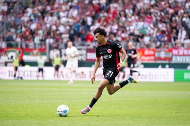 Nathaniel Brown (Eintracht Frankfurt, 21) am Ball, GER, FC Augsburg (FCA) vs Eintracht Frankfurt (SGE), Fussball Bundesliga, 30. Spieltag, Saison 2024 2025, 20.04.2025 DFB DFL regulations prohibit any use of photographs as image sequences and or quasi-video GER, FC Augsburg (FCA) vs Eintracht Frankfurt (SGE), Fussball Bundesliga, 30. Spieltag, Saison 2024 2025, 20.04.2025 Augsburg *** Nathaniel Brown Eintracht Frankfurt, 21 on the ball, GER, FC Augsburg FCA vs Eintracht Frankfurt SGE , Fußball Bundesliga, 30 Spieltag, Saison 2024 2025, 20 04 2025 DFB DFL regulations prohibit any use of photographs as image sequences and or quasi video GER, FC Augsburg FCA vs Eintracht Frankfurt SGE , Fußball Bundesliga, 30 Spieltag, Saison 2024 2025, 20 04 2025 Augsburg Copyright: xEibner-Pressefoto Memmlerx EP_MMR