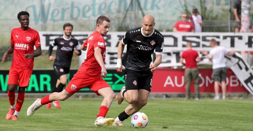 20.04.2025, Herren, Fussball, Saison 2024 2025, Regionalliga Bayern, 30. Spieltag: TSV Buchbach - FC Wuerzburger Kickers v.li.: Daniel Muteba (TSV Buchbach), Sascha Hingerl (TSV Buchbach), Alem Japaur (FC Wuerzburger Kickers) Buchbach SMR-Arena Bayern Deutschland