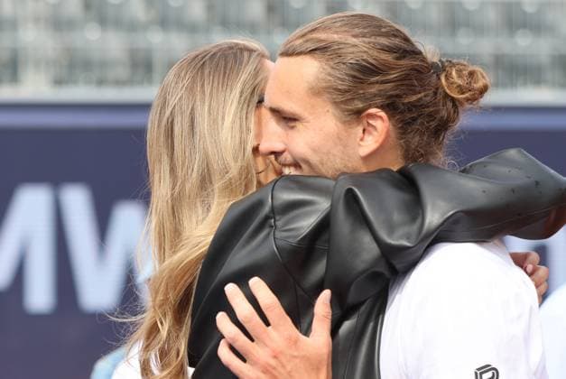 Sophia Thomalla gratuliert ihrem Freund, Alexander Zverev (GER) zum Sieg, Portrait, Siegerehrung, Ehrung, Tennis BMW Open by Bitpanda ATP, Tennis Herren 500 Finale Einzeln München 20.04.2025 FOTO: Mladen Lackovic LakoPress