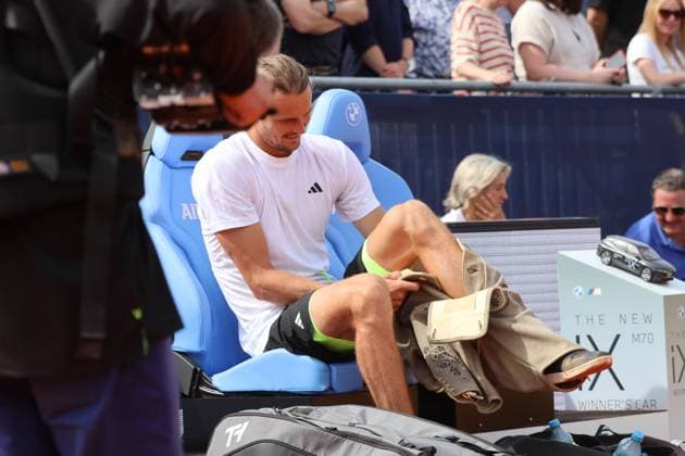 Alexander Zverev (GER) zieht Sieger-Lederhose an, Lederhose, Siegerehrung, Ehrung, Tracht, Tennis BMW Open by Bitpanda ATP, Tennis Herren 500 Finale Einzeln München 20.04.2025 FOTO: Mladen Lackovic LakoPress