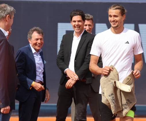 Alexander Zverev (GER) mit Ministerpräsident, Markus Söder, Helmt Schmidbauer Fabian Tross, Turnierdirektor, Patrik Kühnen, Sieger-Lederhose, Lederhose, Siegerehrung, Ehrung, Tennis BMW Open by Bitpanda ATP, Tennis Herren 500 Finale Einzeln München 20.04.2025 FOTO: Mladen Lackovic LakoPress