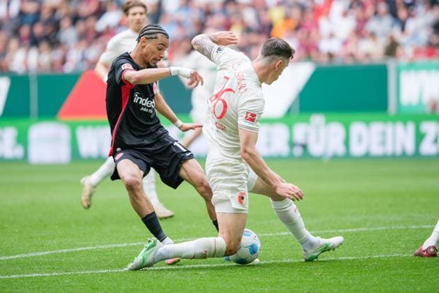 Hugo Ekitike (11, Eintracht Frankfurt) und Cedric Zesiger (16, FC Augsburg) beim Spiel FC Augsburg v Eintracht Frankfurt, Fußball, Herren, Bundesliga, 2024 2025, 30.Spieltag am 20.04.2025 in Augsburg, WWK-Arena. DFL and DFB regulations prohibit any use of photographs as image sequences and or quasi-video. Bayern Deutschland