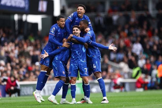 Sport Themen der Woche KW16 Sport Bilder des Tages Fulham v Chelsea 20 April 2025, London - Premier League Football - Fulham v Chelsea - Pedro Neto of Chelsea celebrates their second goal with Moises Caicedo, Tosin Adarabioyo, Levi Colwill and Jadon Sancho of Chelsea - Photo: Jacques Feeney Offside. London UK *** Fulham gegen Chelsea 20. April 2025, London Premier League Fußball Fulham gegen Chelsea Pedro Neto von Chelsea feiert sein zweites Tor mit Moises Caicedo, Tosin Adarabioyo, Levi Colwill und Jadon Sancho von Chelsea Foto Jacques Feeney Abseits London UK  Copyright: xJacquesxFeeneyx xOffsidexOffside