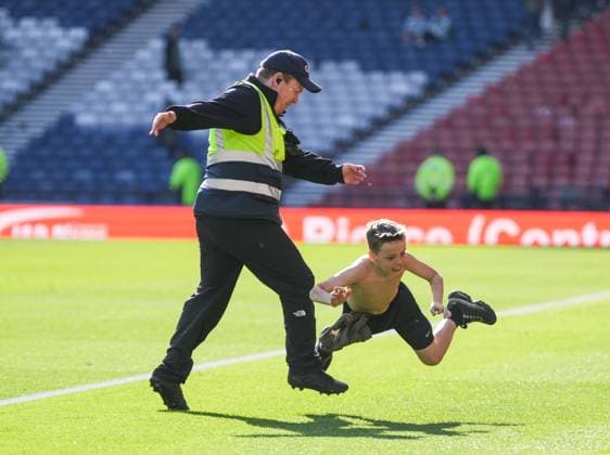 Sport Themen der Woche KW16 Sport Bilder des Tages A security steward kicks a young Celtic fan who ran on to the pitch during the celebrations at full-time. St Johnstone v Celtic, Scottish Gas Men s Scottish Cup, Semi Final, Football, Hampden Park, Glasgow, Scotland, UK - 20 Apr 2025  Copyright: xStuartxWallace Shutterstockx 15257962bf