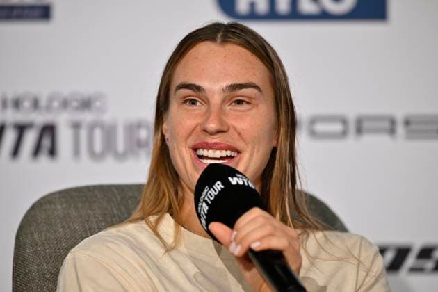 Aryna Sabalenka (BLR) Portrait Pressekonferenz PK im Interview Mikrofon Mikro Logo WTA, Tennis Damen Tennis Damen Porsche-Cup Porsche Tennis Grand Prix GP Stuttgart 2025 Porsche Arena 20.04.2024 DFL REGULATIONS PROHIBIT ANY USE OF PHOTOGRAPHS AS IMAGE SEQUENCES AND OR QUASI-VIDEO Tennis Damen Porsche-Cup Porsche Tennis Grand Prix GP Stuttgart 2025