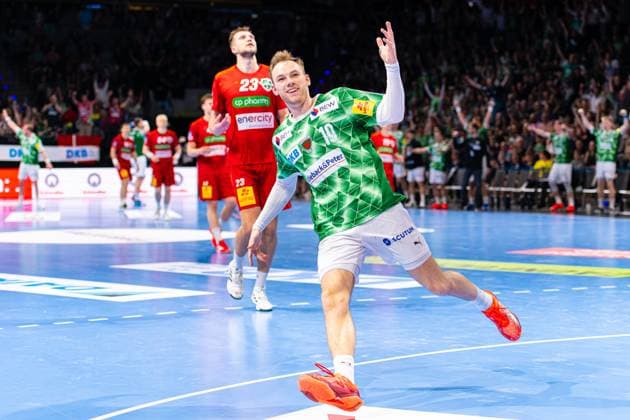 Mathias Gidsel (Füchse Berlin, Nr. 19) (v.l.), Füchse Berlin (weiß) gegen TSV Hannover-Burgdorf (rot) am 26. Spieltag der Saison 2024 2025 in der DAIKIN Handball-Bundesliga (20.04.2025, Max-Schmeling-Halle (Berlin, GER), Copyright: xJanxGuentherx xTSVxHannover-Burgdorfx