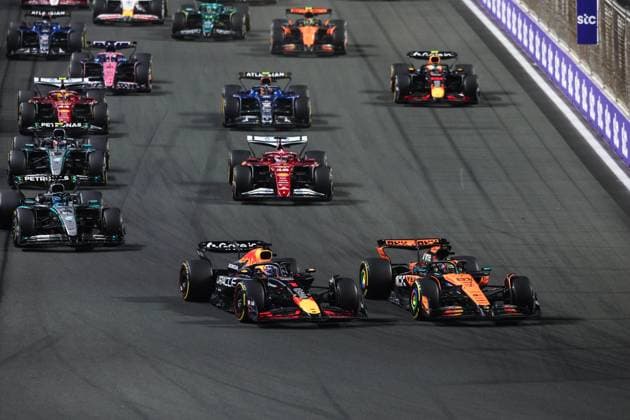 F1 - SAUDI ARABIAN GRAND PRIX 2025 01 VERSTAPPEN Max (nld), Red Bull Racing RB21, action, 81 PIASTRI Oscar (aus), McLaren F1 Team MCL39, action during the Formula 1 STC Saudi Arabian Grand Prix 2025, 5th round of the 2025 FIA Formula One World Championship, WM, Weltmeisterschaft from April 18 to 20, 2025 on the Jeddah Corniche Circuit, in Jeddah, Saudi Arabia - JeddahSaudi Arabia Copyright: xXavixBonillax