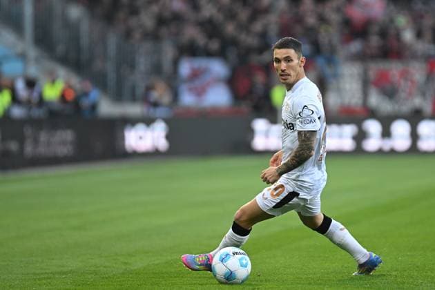 Fußball I Herren I Saison 2024-2025 I Bundesliga I 30. Spieltag I FC St. Pauli - Bayer 04 Leverkusen I 20.4.2025 Alejandro Grimaldo (20, Bayer 04 Leverkusen) schirmt den Ball gekonnt ab - Freisteller Hamburg Millerntor Stadion Hamburg Deutschland Copyright: xLobeca AndreasxHannigx